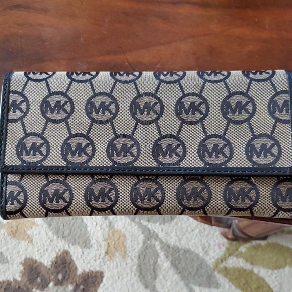 Michael Kors Handbags - MK wallet